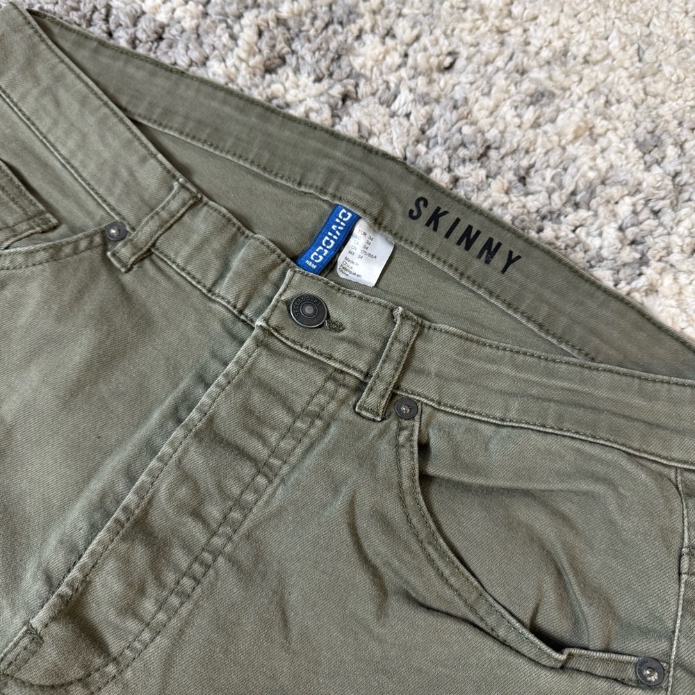 Divided by H&M, Men’s Skinny Fit Distressed Denim Jean Pants in Olive Green - Picture 5 of 9